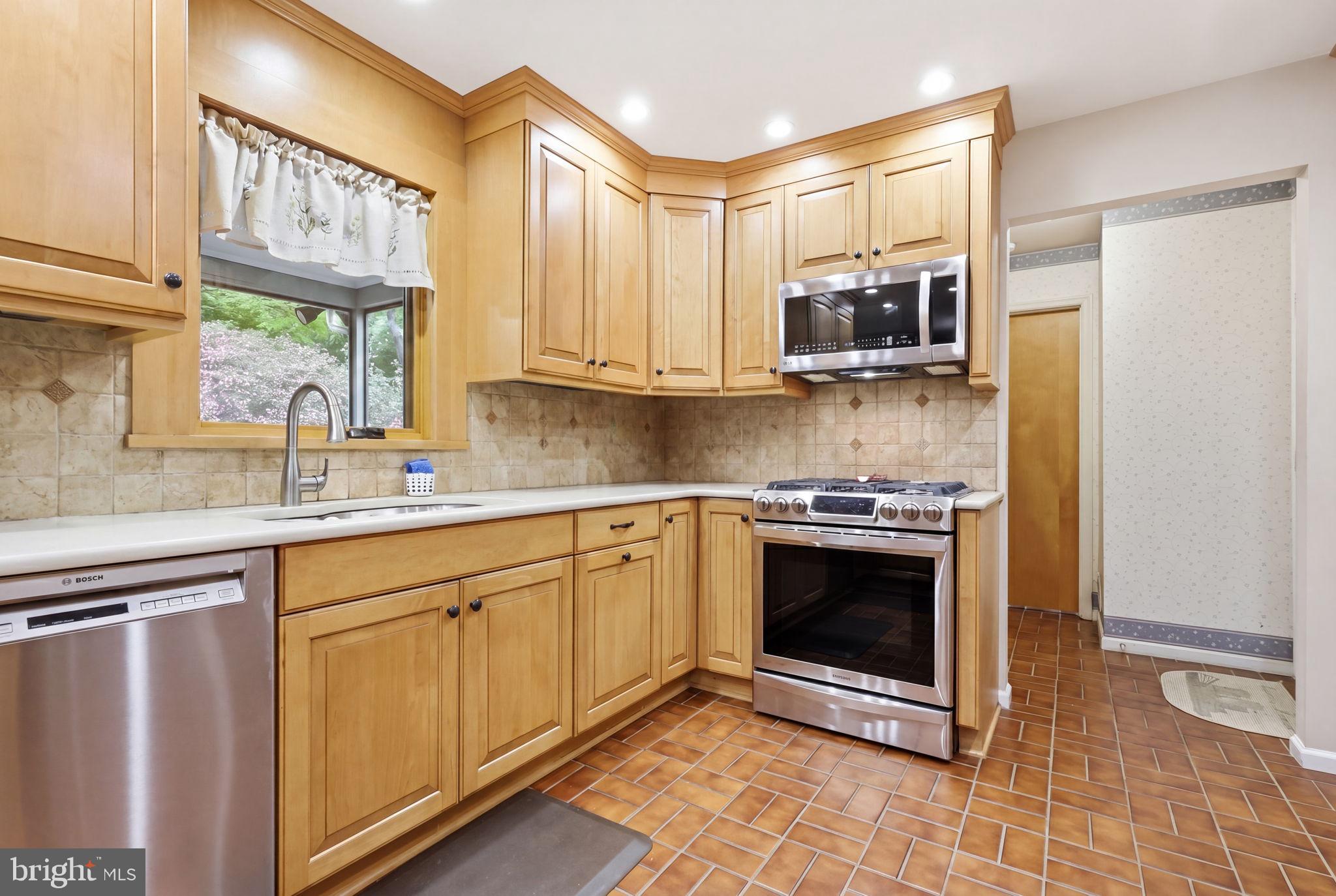 59 Lochatong Road Ewing, NJ 08628 - Photo 15 of 52