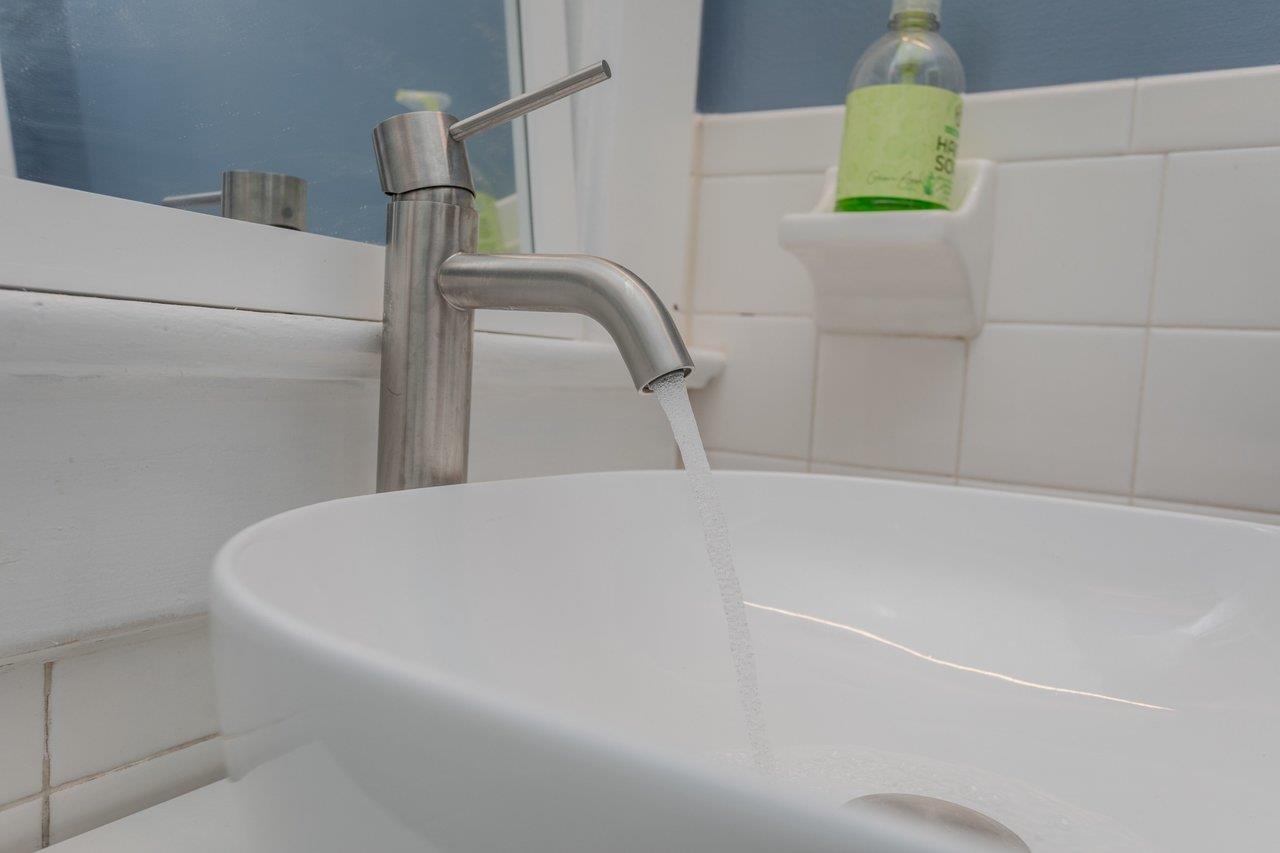 420 West Spring Street Woodstock, VA 22664 - Photo 39 of 67 a bathroom with a bathtub