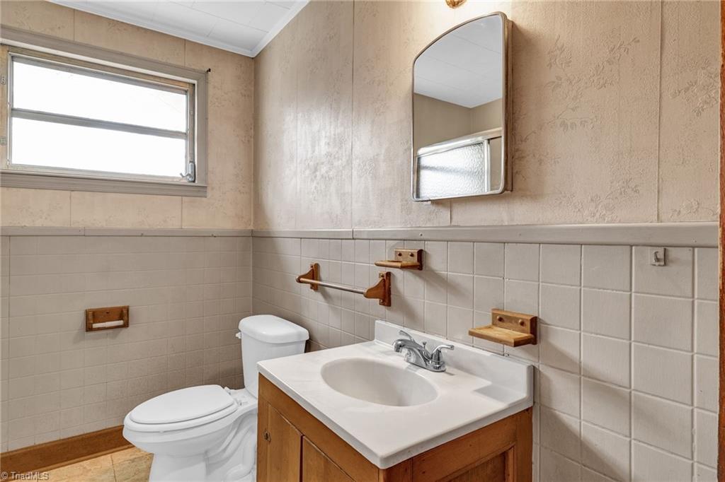 6307 Salem Chapel Road Walnut Cove, NC 27052 - Photo 15 of 25 Hall bathroom