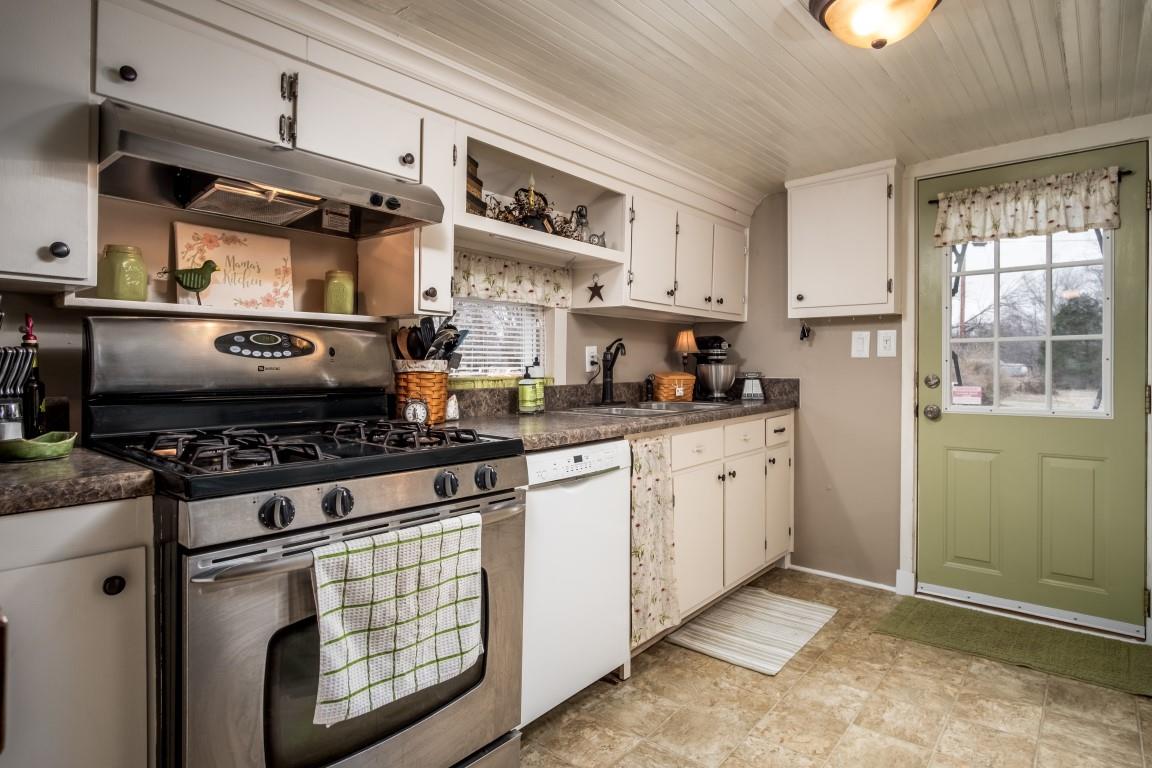 1794 Mt Torrey Road Lyndhurst, VA 22952 - Photo 21 of 44 a kitchen with stainless steel appliances granite countertop a stove and a refrigerator