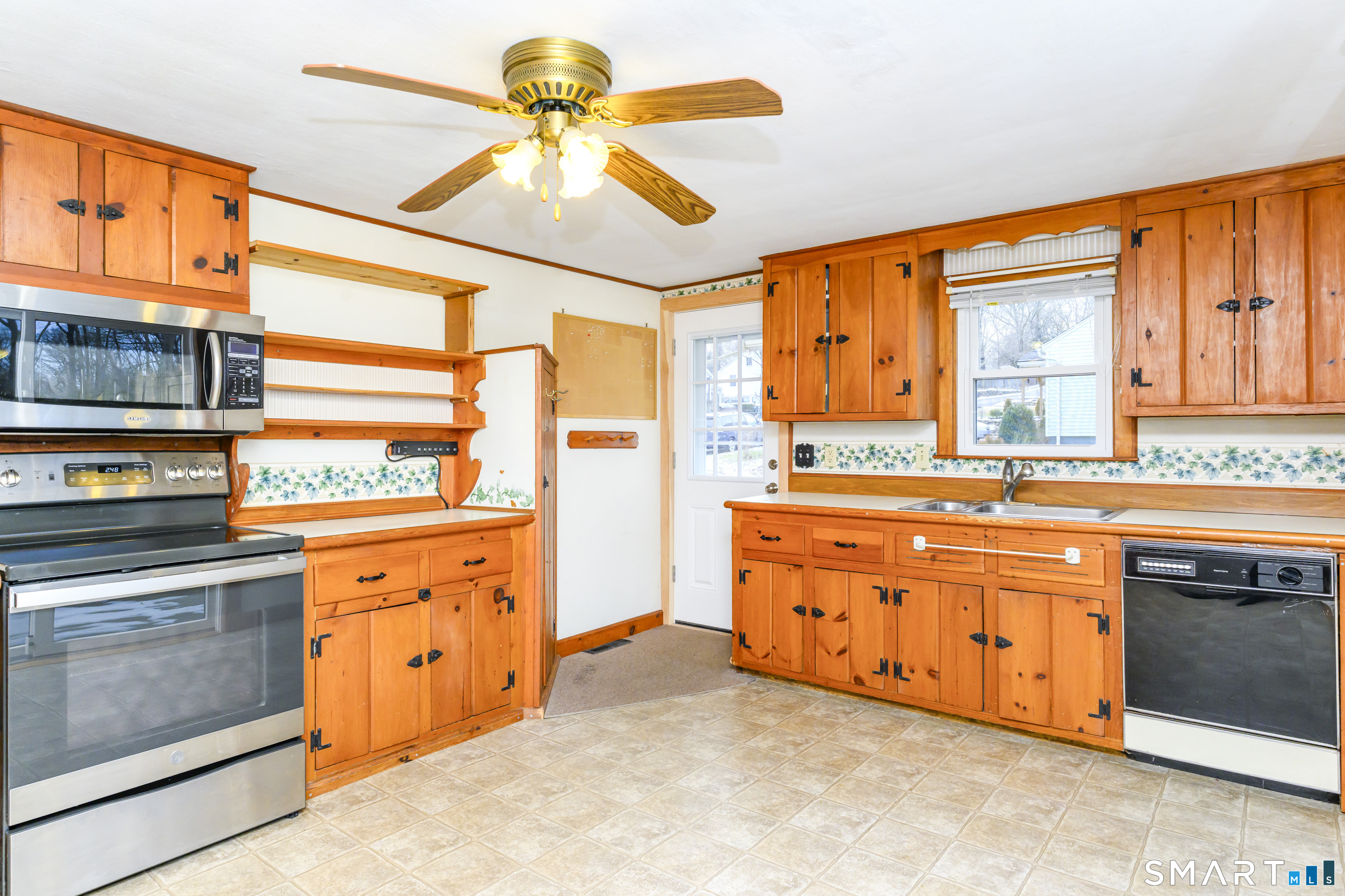 39 Rocky Ledge Drive Clinton, CT 06413 - Photo 5 of 40 Enter into the spacious kitchen.