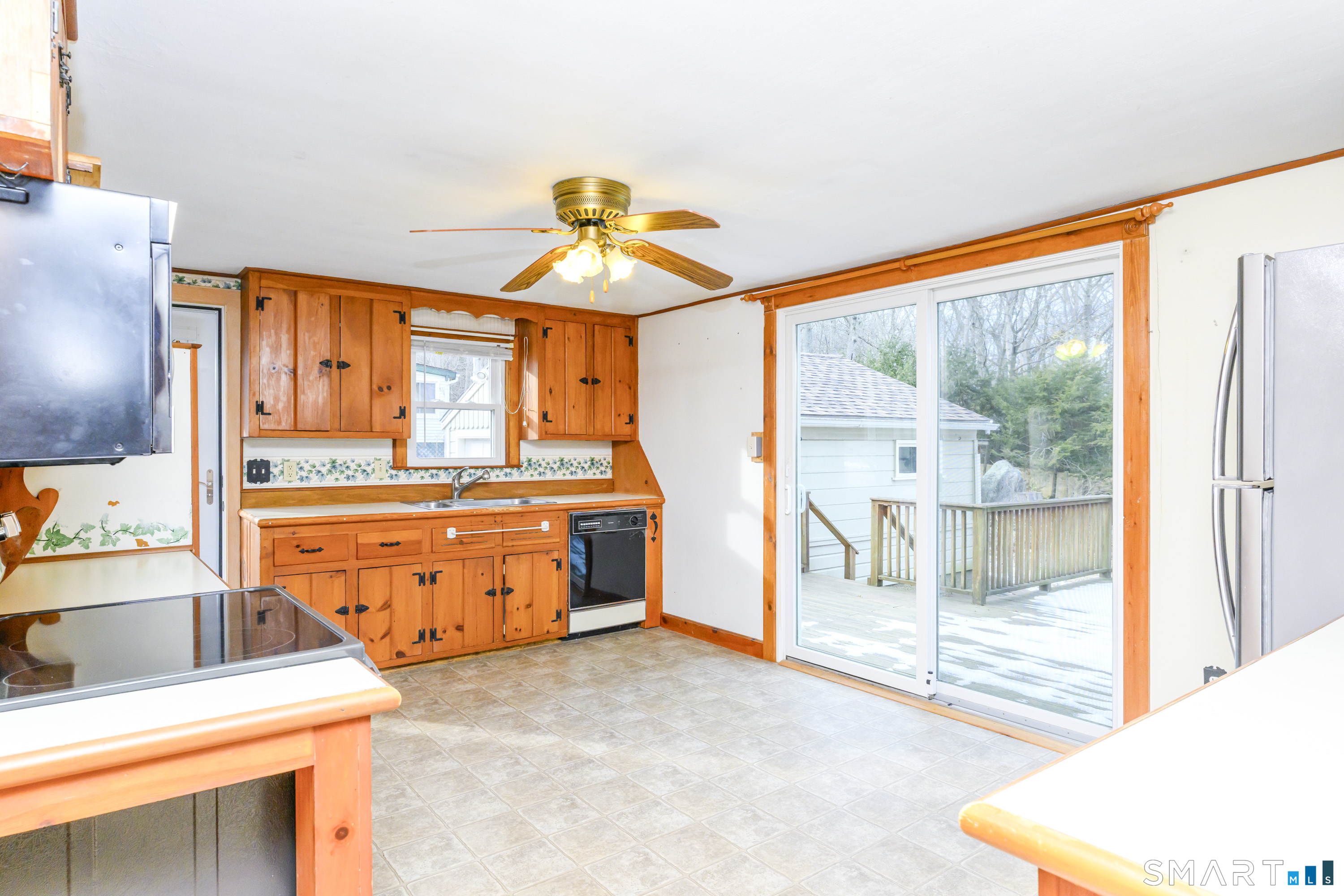 39 Rocky Ledge Drive Clinton, CT 06413 - Photo 6 of 40 Light and bright kitchen.