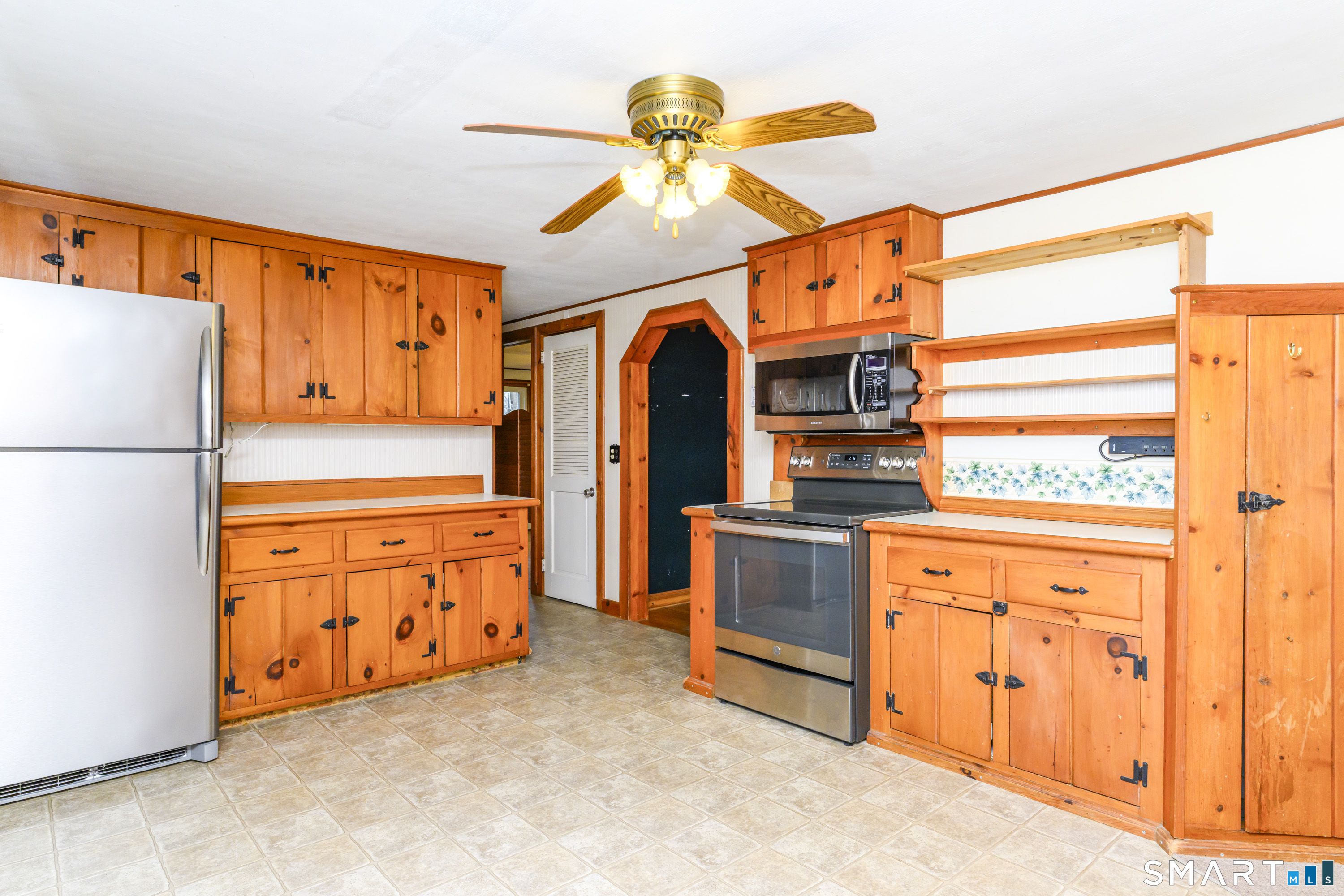 39 Rocky Ledge Drive Clinton, CT 06413 - Photo 8 of 40 Newer stove and refrigerator/freezer.