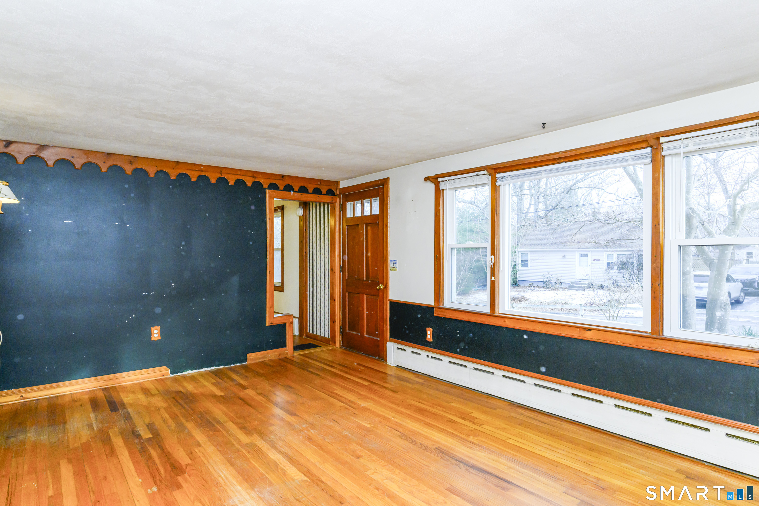 39 Rocky Ledge Drive Clinton, CT 06413 - Photo 10 of 40 Large picture window allows the light to flood in.