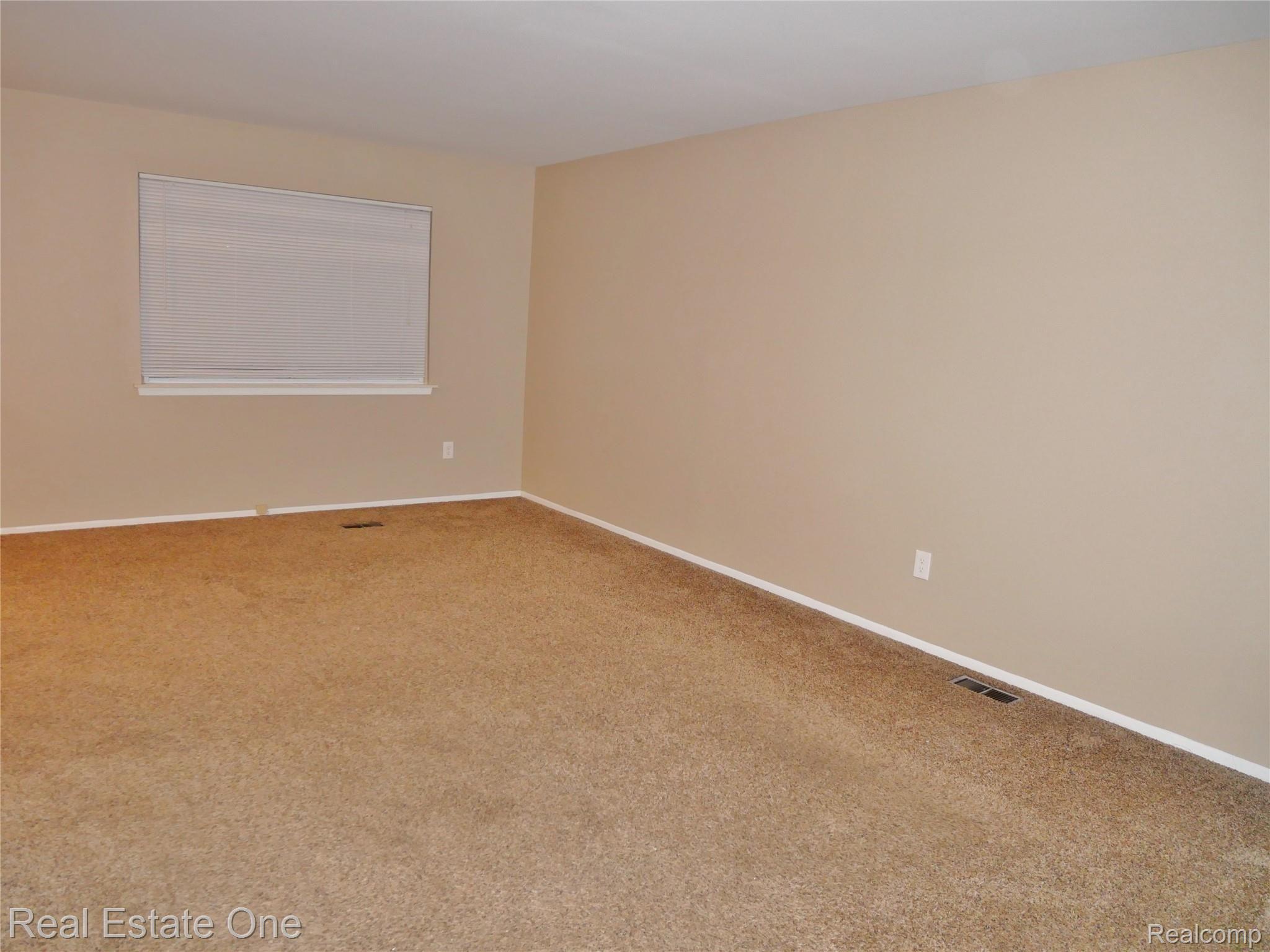 65 Manor Way Rochester, MI 48309 - Photo 4 of 26 living rm (2).JPG