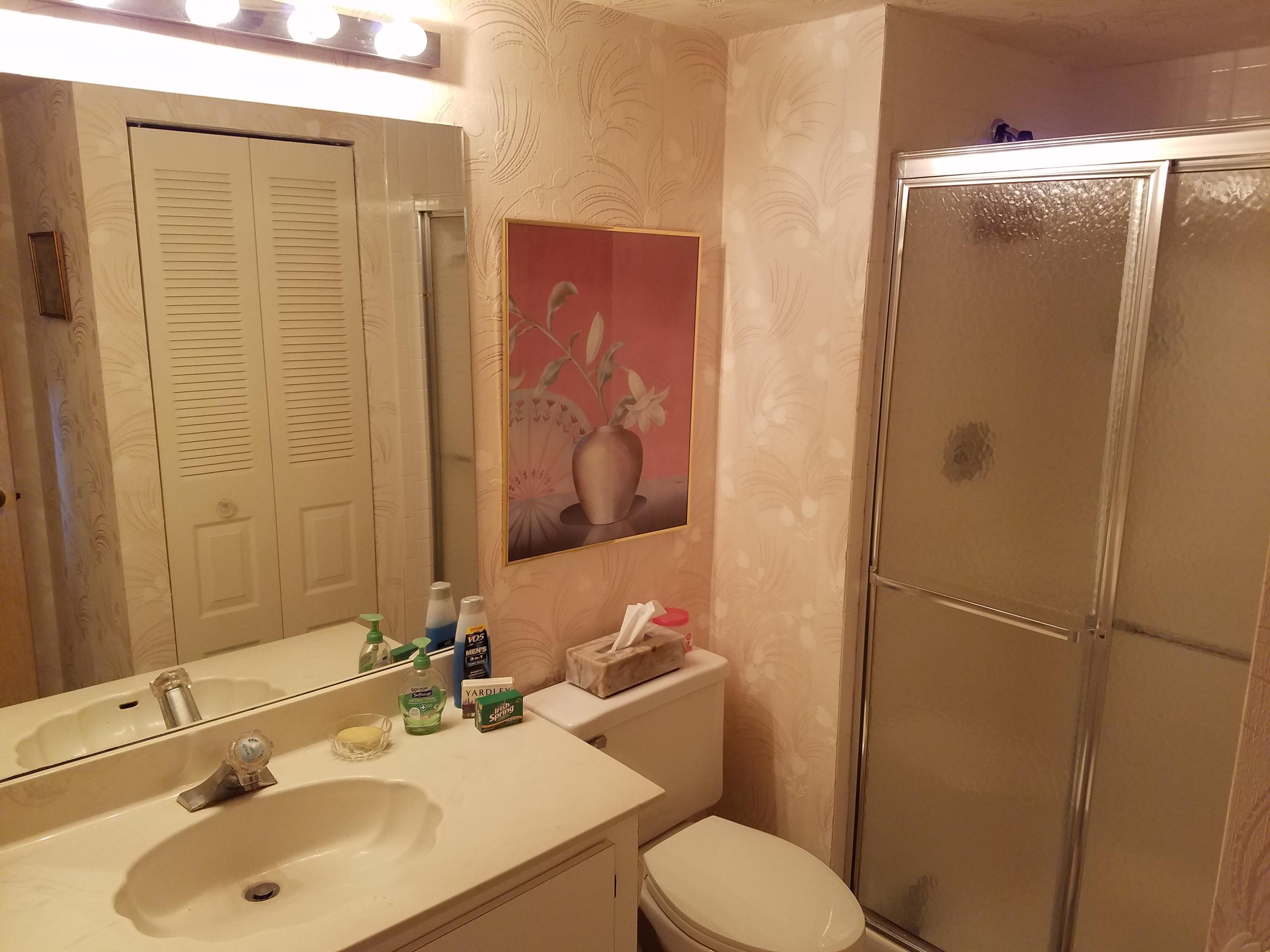 21217 Lago Circle, Unit 6H Boca Raton, FL 33433 - Photo 7 of 12 Guest Bath