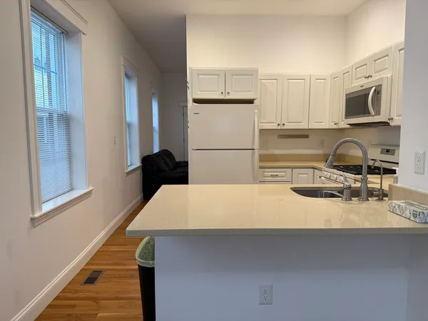 $3,500 | 172 Auburn Street, Unit 2, Cambridge, MA 02139