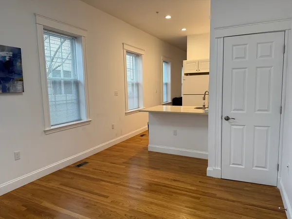 $3,500 | 172 Auburn Street, Unit 2, Cambridge, MA 02139