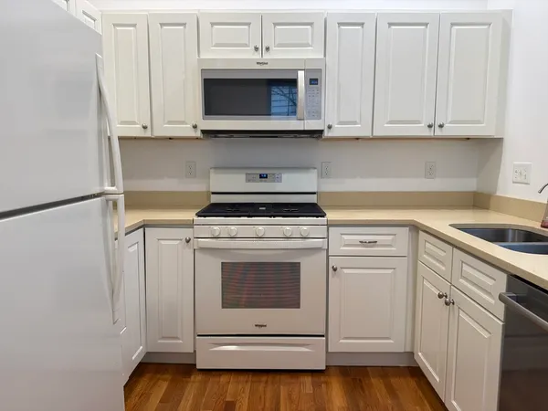 $3,500 | 172 Auburn Street, Unit 2, Cambridge, MA 02139