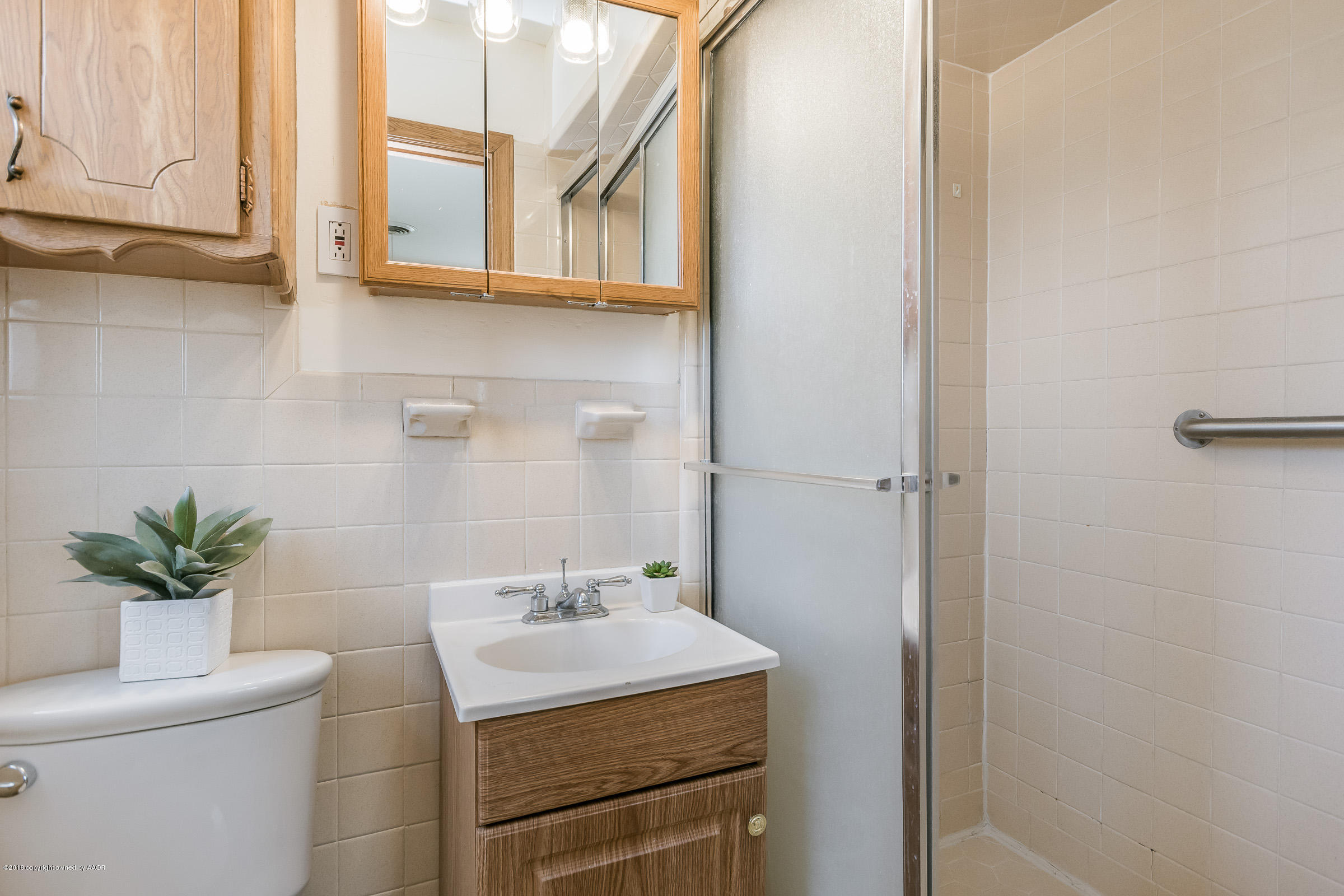 6212 Elmhurst Road Amarillo, TX 79106 - Photo 18 of 33 Master Bathroom_