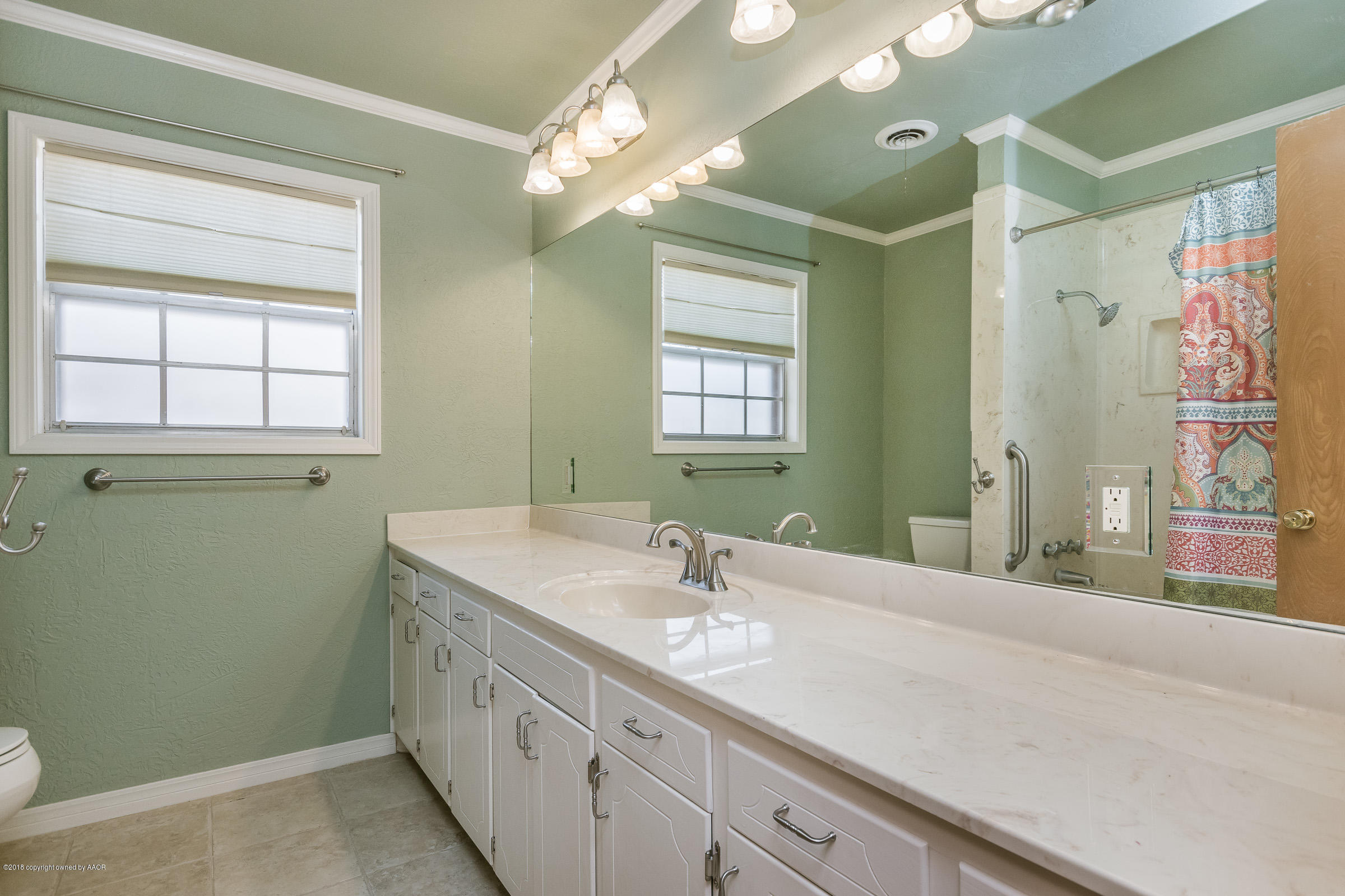 6212 Elmhurst Road Amarillo, TX 79106 - Photo 21 of 33 Hall Bathroom_
