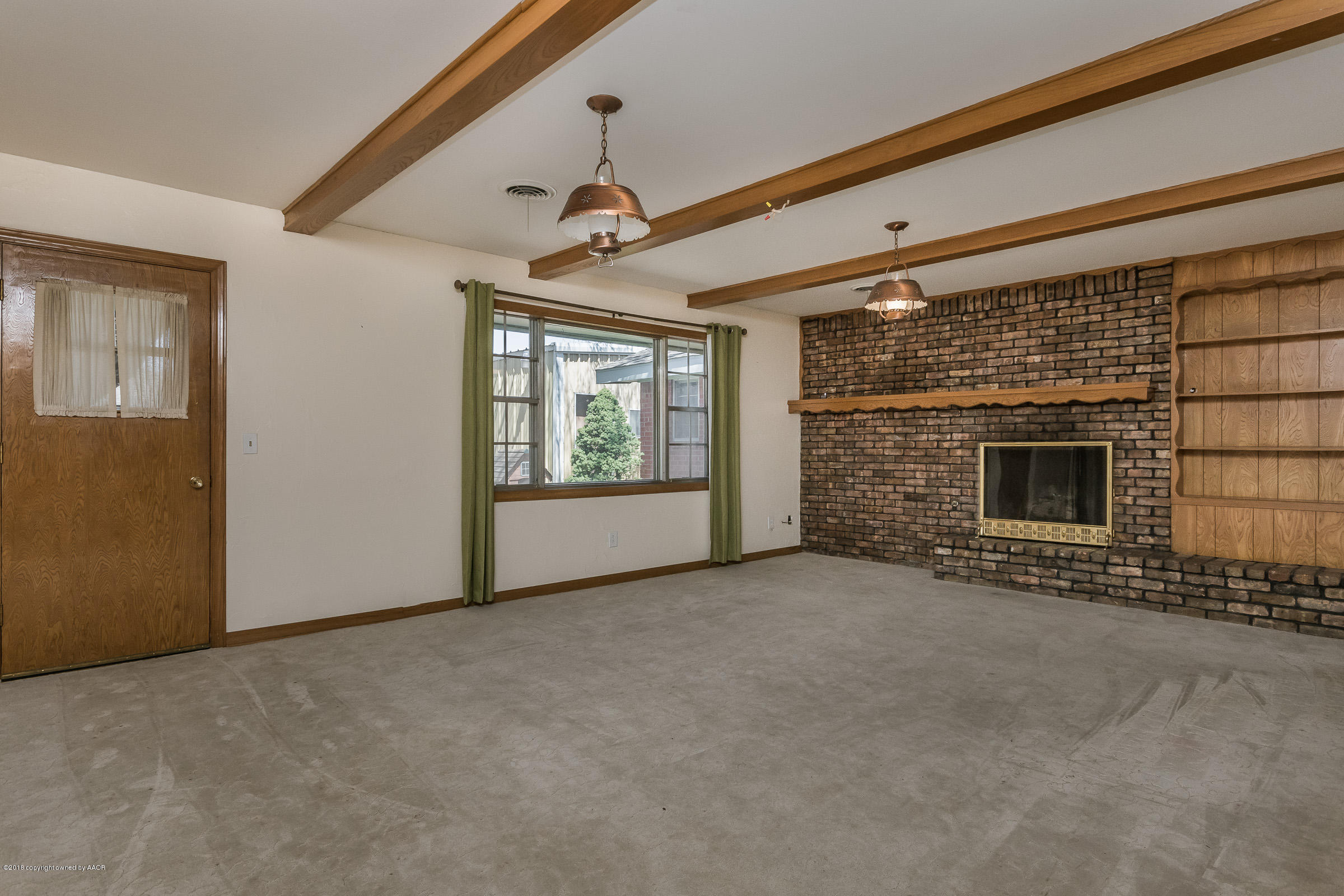 6212 Elmhurst Road Amarillo, TX 79106 - Photo 4 of 33 Living Room_