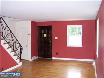 925 Grant Road Folcroft, PA 19032 - Photo 7 of 12 Living Room