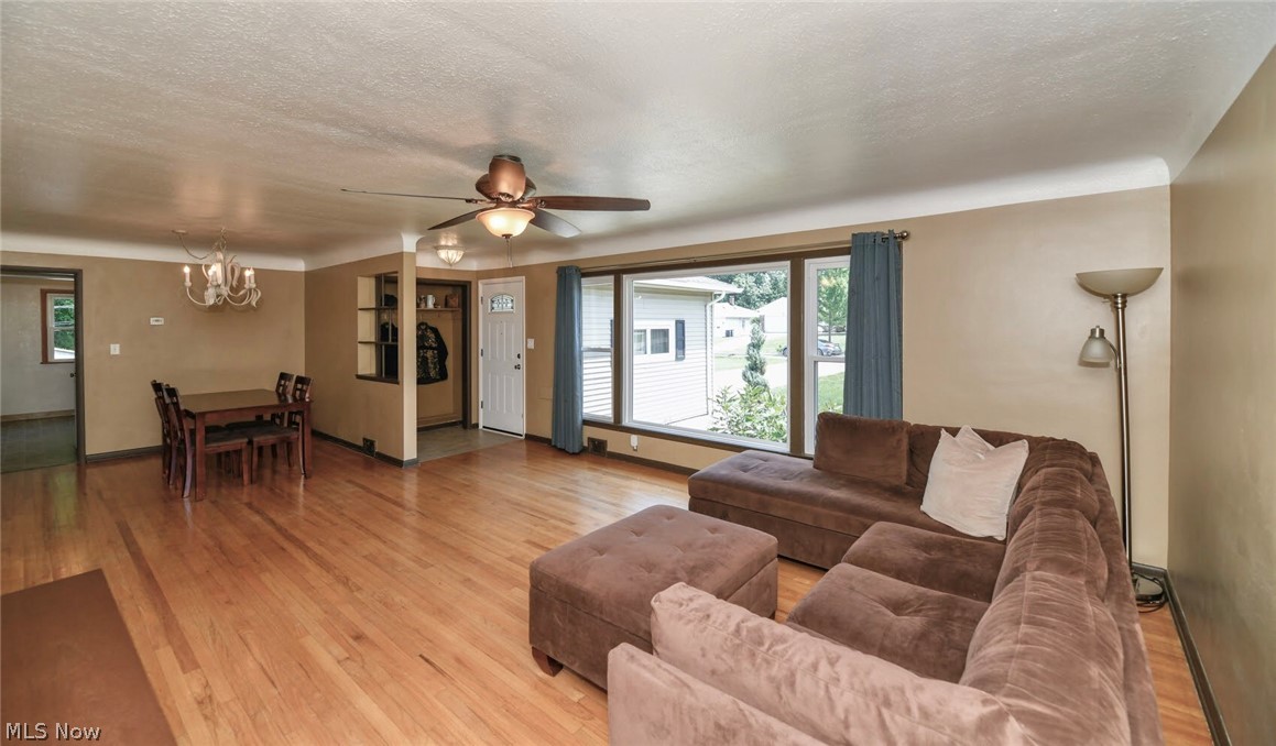 968 Hanley Road Cleveland, OH 44124 - Photo 4 of 27
