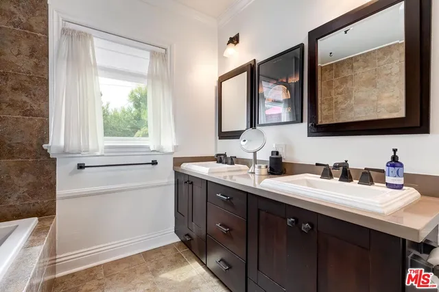 $2,195,000 | 829 South Mullen Avenue, Los Angeles, CA 90005