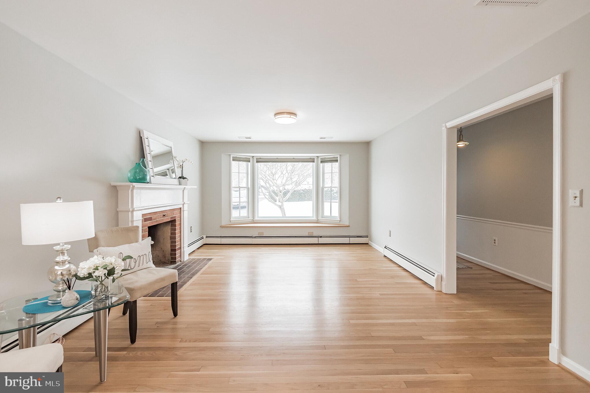 Spacious Living room w/large front bay window