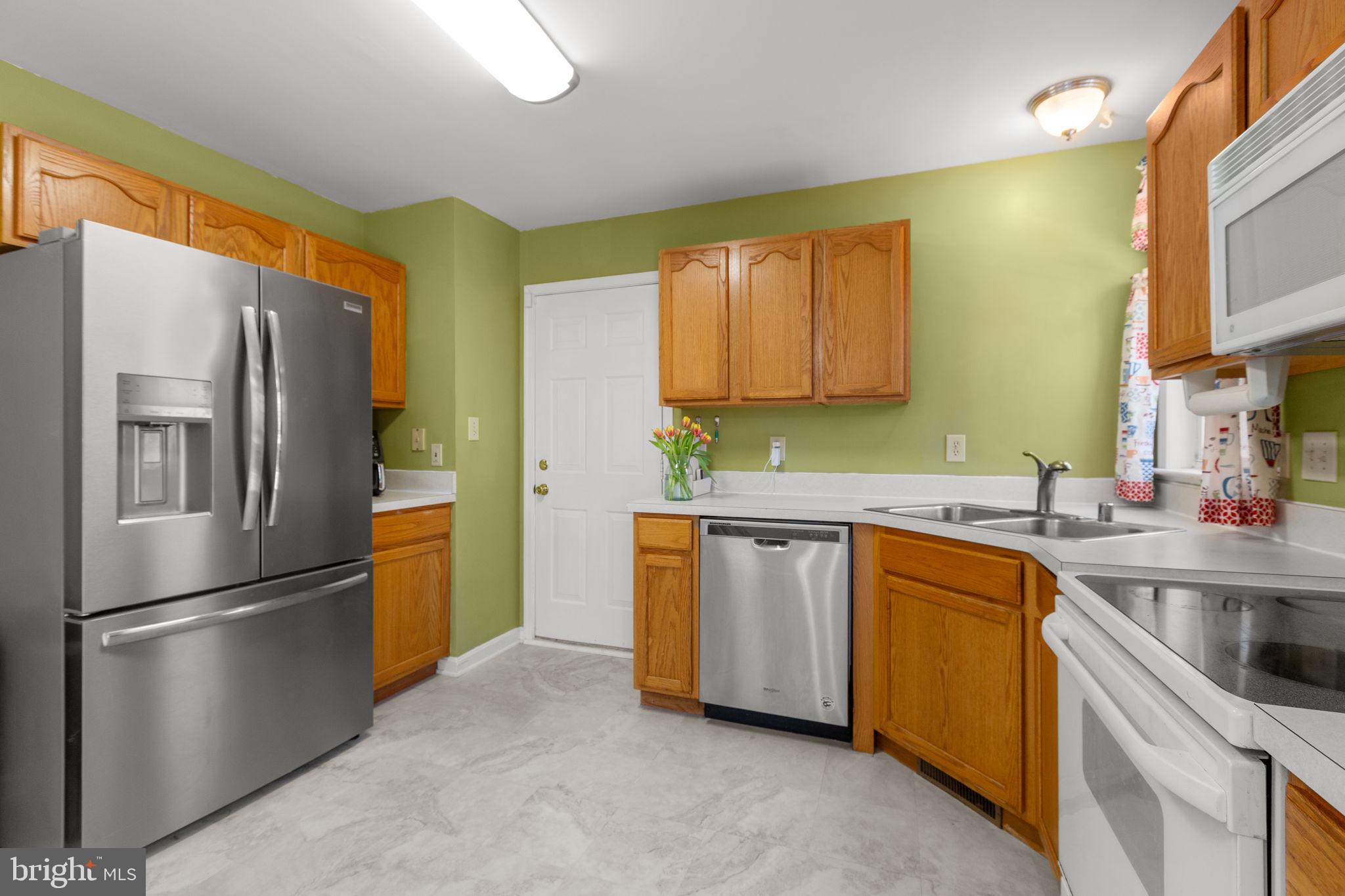 3421 Lancaster Ring Road Fredericksburg, VA 22408 - Photo 3 of 45 Light & bright working kitchen