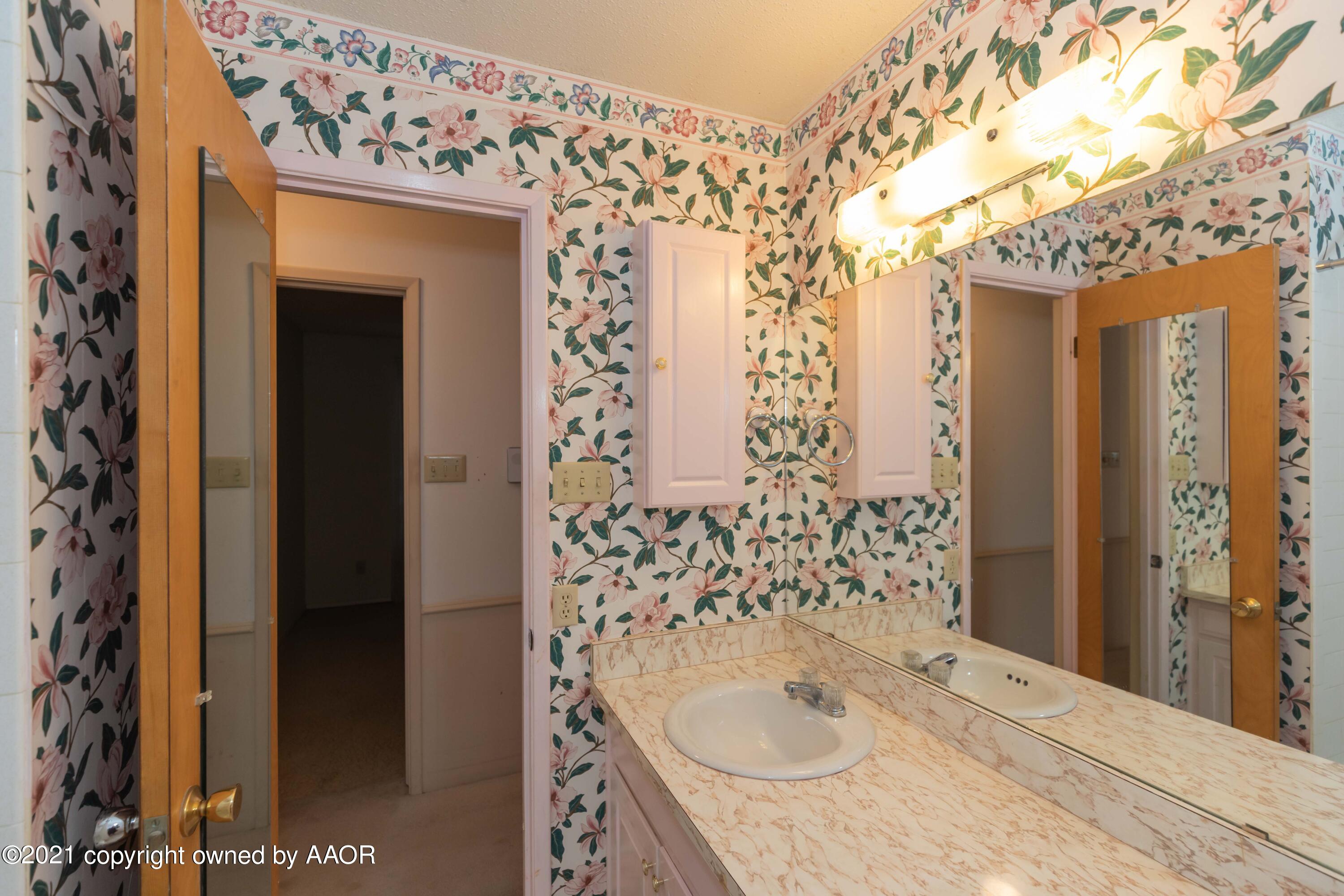 5103 Shield Drive Amarillo, TX 79110 - Photo 29 of 35 BATHROOM 2 VIEW 2