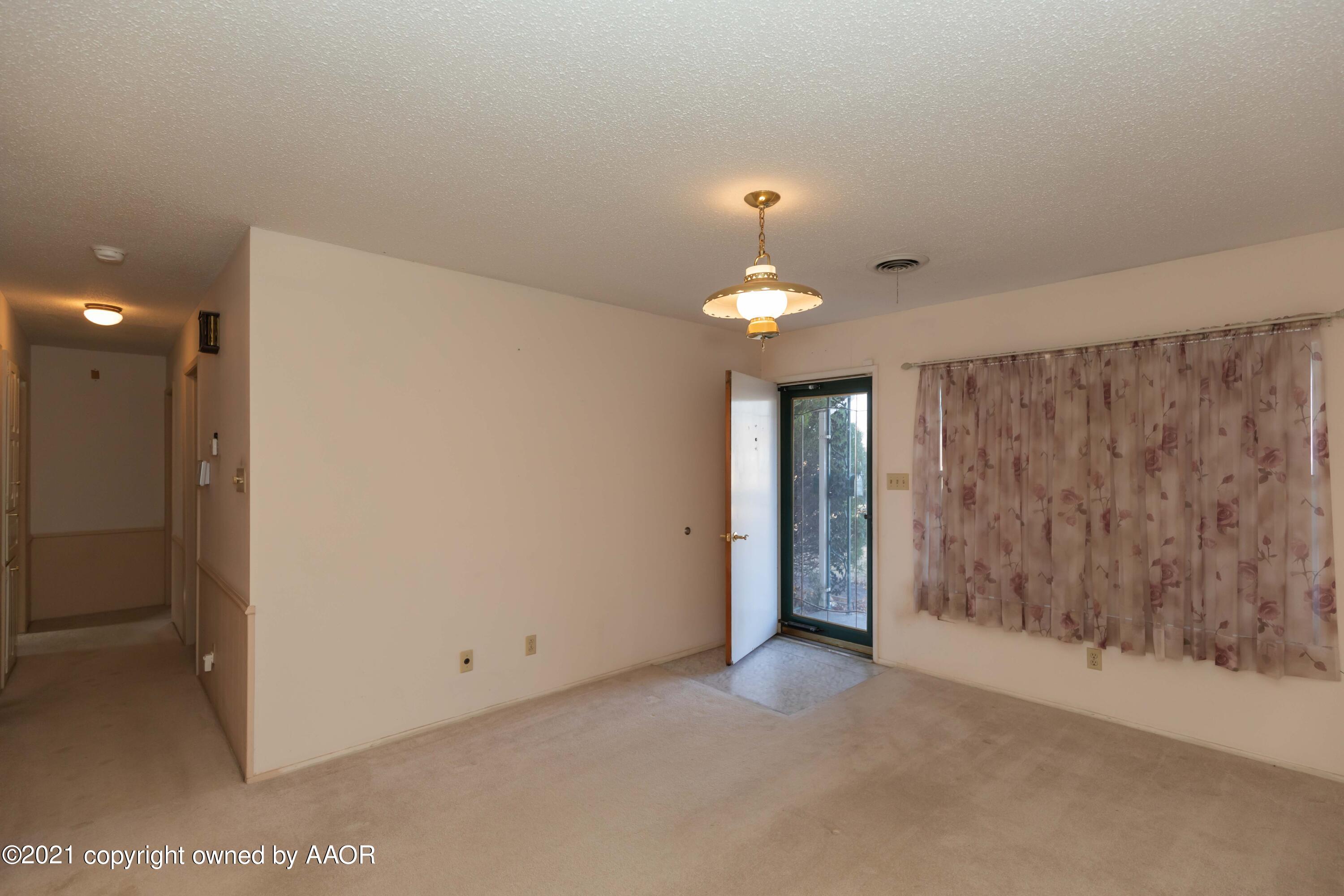 5103 Shield Drive Amarillo, TX 79110 - Photo 6 of 35 LIVING ROOM VIEW 2