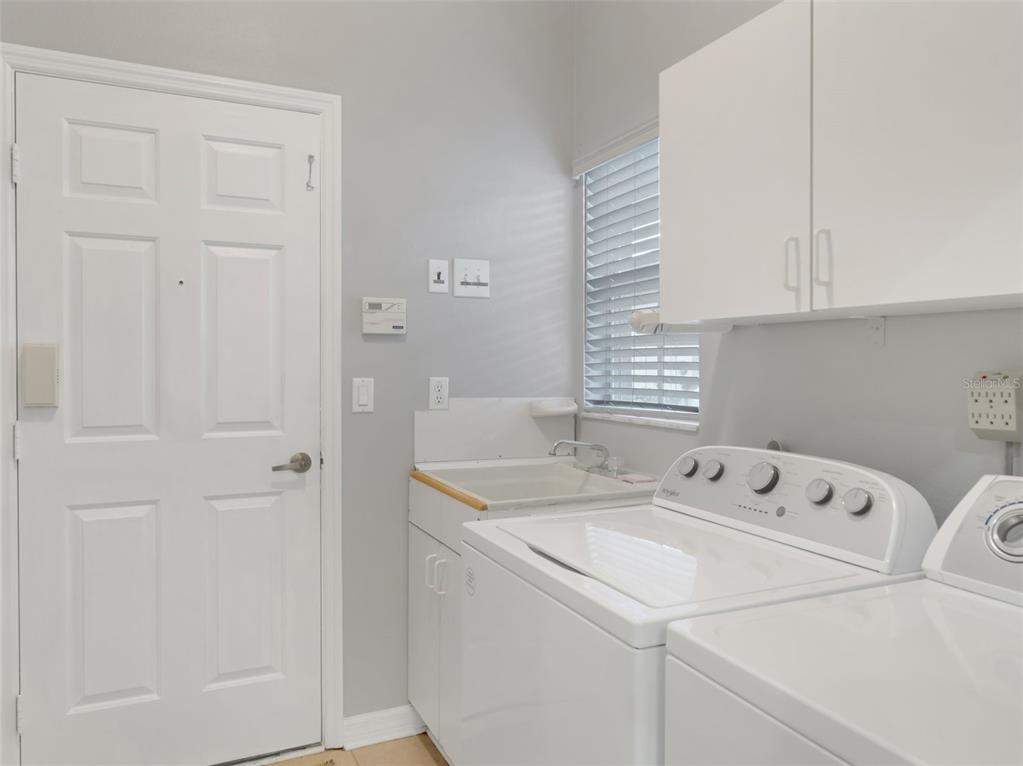411 Ridge View Drive Davenport, FL 33837 - Photo 19 of 24 a utility room with dryer and washer