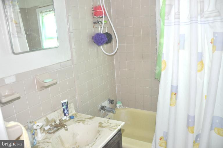 2446 Dumfries Road Catlett, VA 20119 - Photo 23 of 27 Bath
