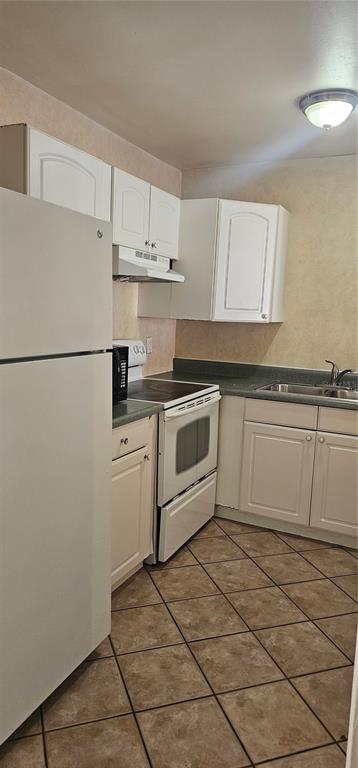 805 Victoria Boulevard Kissimmee, FL 34741 - Photo 9 of 14 a kitchen with cabinets and white appliances