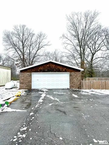 $172,000 | 2407 Selmaville Road, Salem, IL 62881