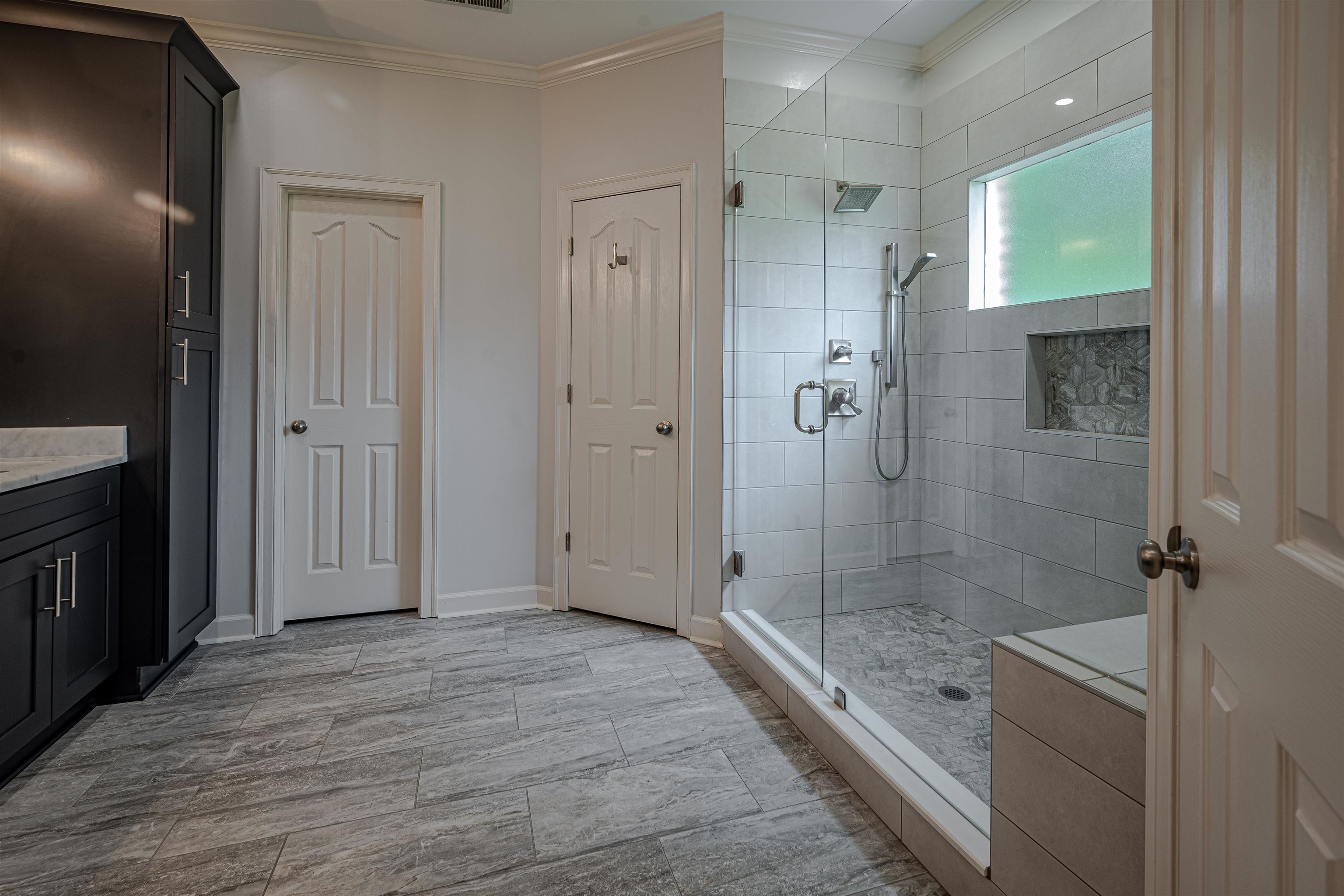 752 Gable Lane Collierville, TN 38017 - Photo 17 of 40 a bathroom with a shower