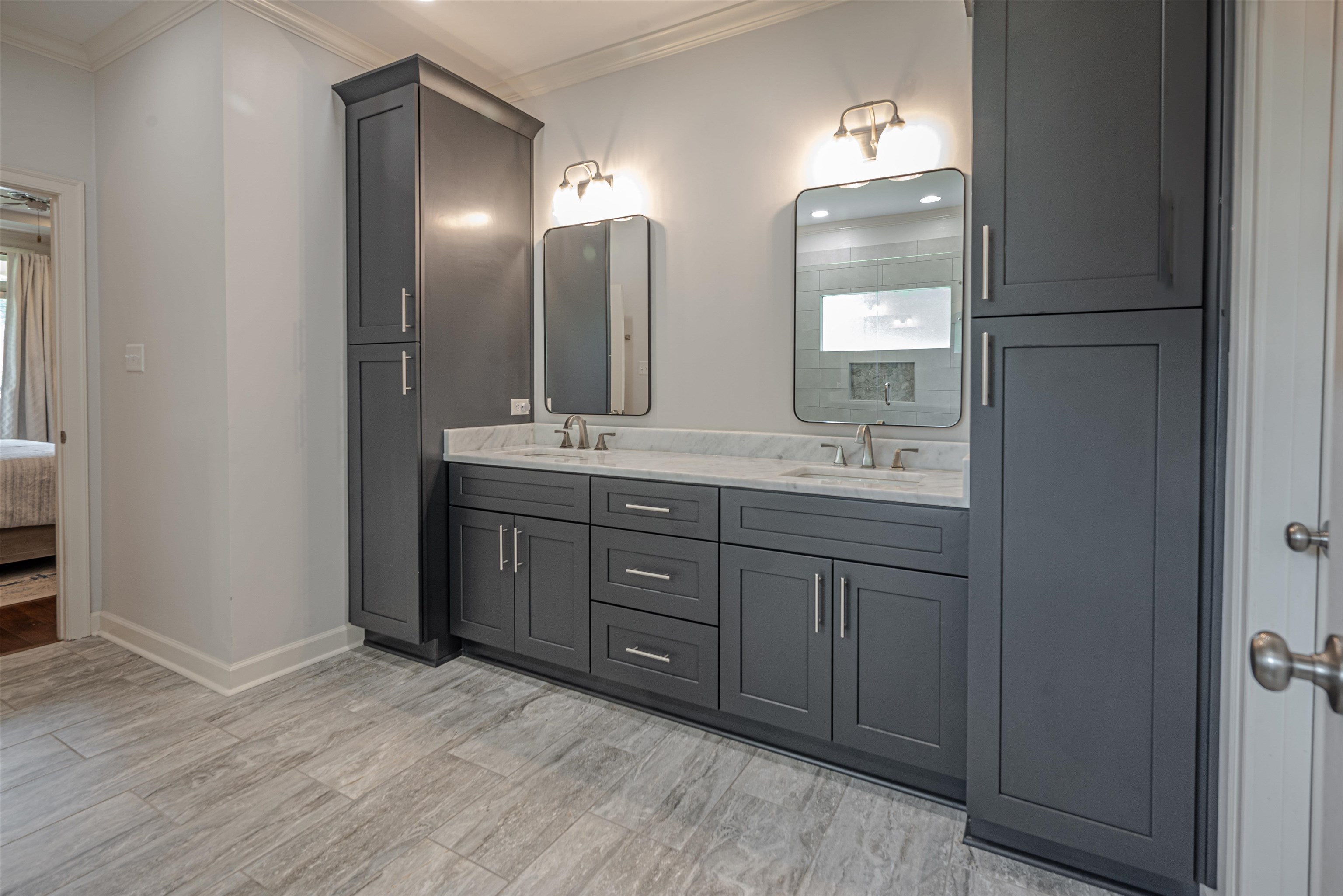 752 Gable Lane Collierville, TN 38017 - Photo 18 of 40 a bathroom with a double vanity sink and a mirror