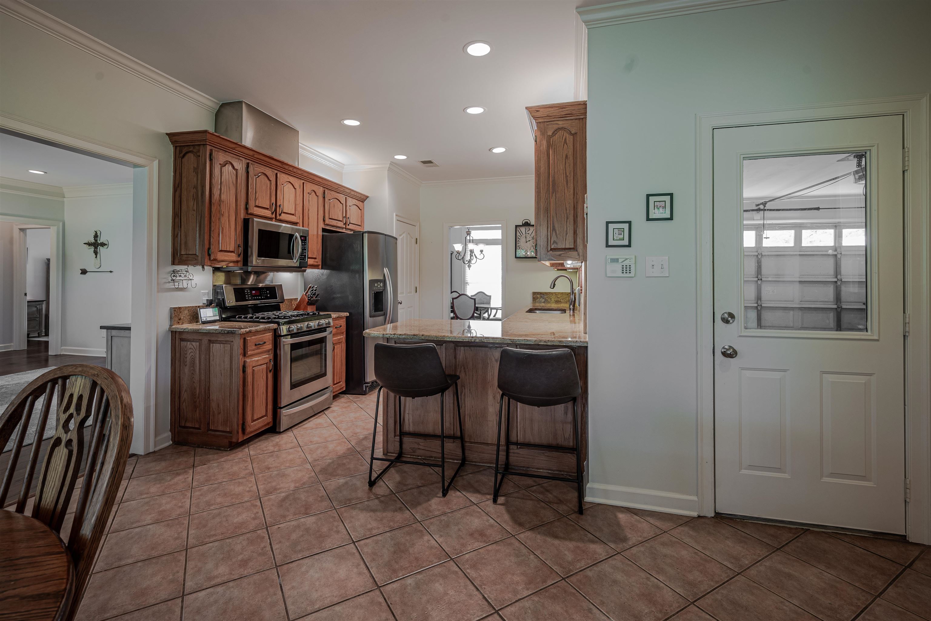 752 Gable Lane Collierville, TN 38017 - Photo 6 of 40 a kitchen with stainless steel appliances kitchen island granite countertop a sink and cabinets