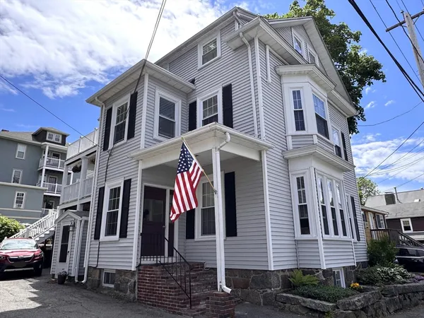 $2,700 | 36 Wallis Street, Unit 2, Beverly, MA 01915