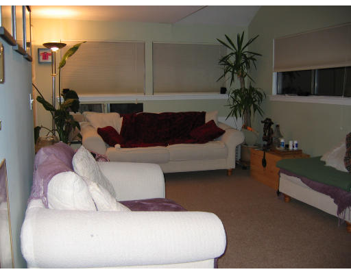 28 Mountain Gate Road, Unit 28 Ashland, MA 01721 - Photo 3 of 5 a living room with furniture and a potted plant