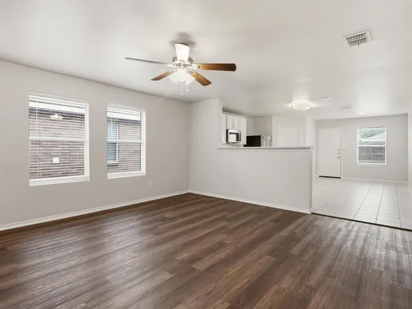 $262,500 | 1132 Boxwood Drive, Crowley, TX 76036