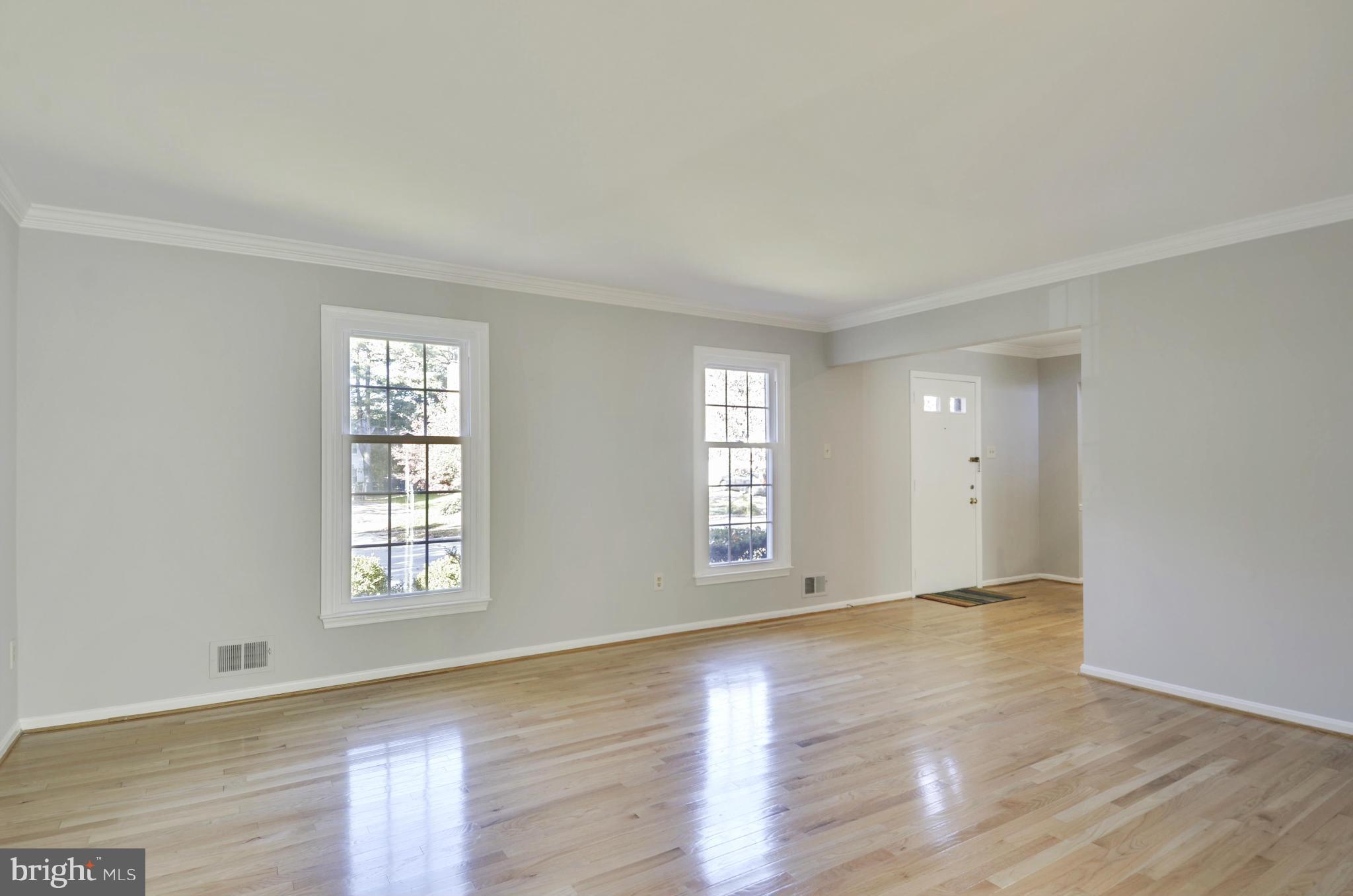 19 Treworthy Road Gaithersburg, MD 20878 - Photo 4 of 30 Living Room