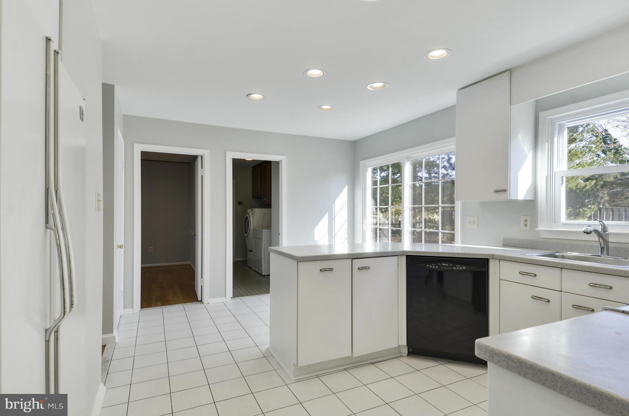 19 Treworthy Road Gaithersburg, MD 20878 - Photo 8 of 30 Kitchen