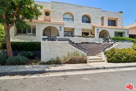 $580,000 | 21620 Burbank Boulevard, Unit 9, Woodland Hills, CA 91367