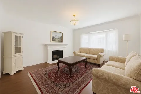 $580,000 | 21620 Burbank Boulevard, Unit 9, Woodland Hills, CA 91367