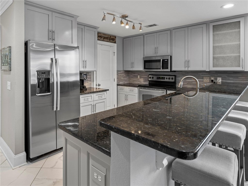 390 Marina Point Road, Unit D201 Dadeville, AL 36853 - Photo 9 of 44 kitchen