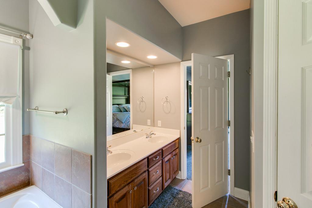 947 Bold Springs Road McEwen, TN 37101 - Photo 14 of 27 Master bath