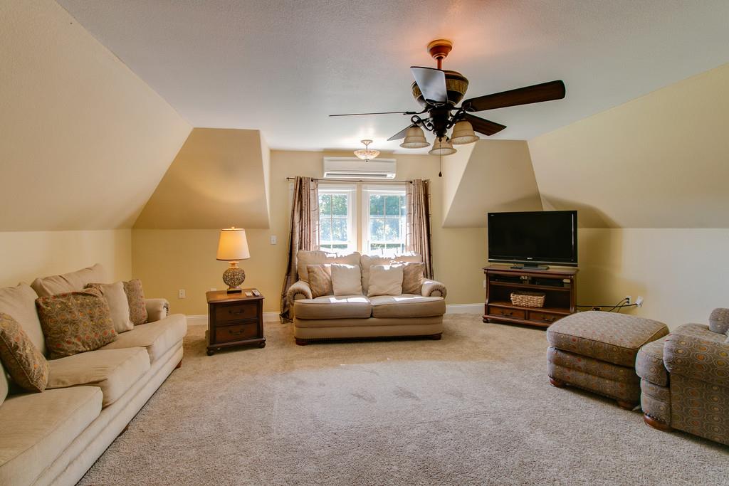 947 Bold Springs Road McEwen, TN 37101 - Photo 17 of 27 Family room / Bonus
