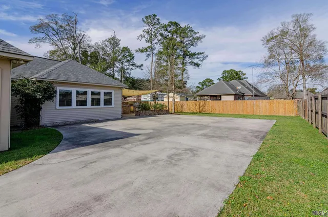 $285,000 | 9041 Willow Point Drive, Denham Springs, LA 70726