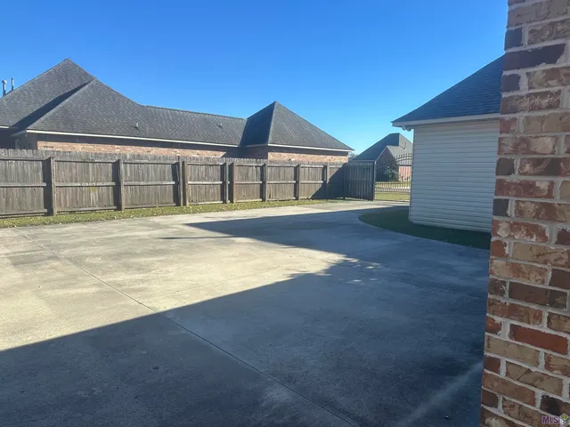 $295,000 | 9041 Willow Point Drive, Denham Springs, LA 70726