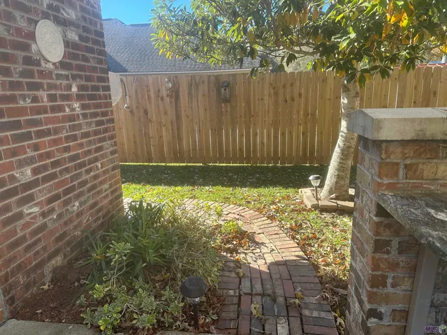 $295,000 | 9041 Willow Point Drive, Denham Springs, LA 70726