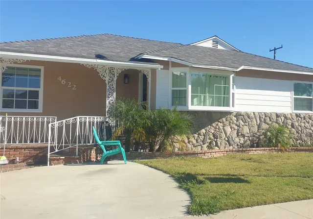 a view of a house with backyard and porch