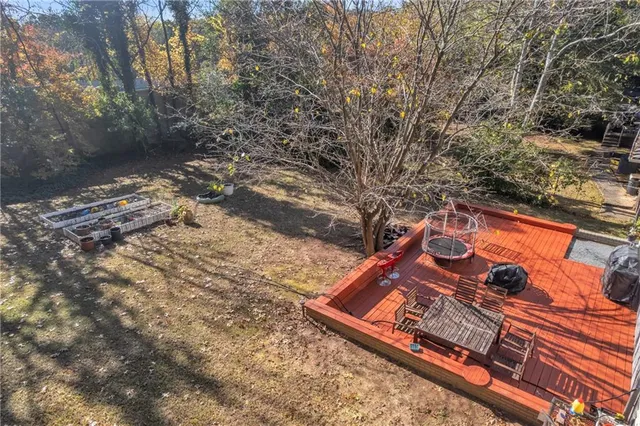 a view of a back yard