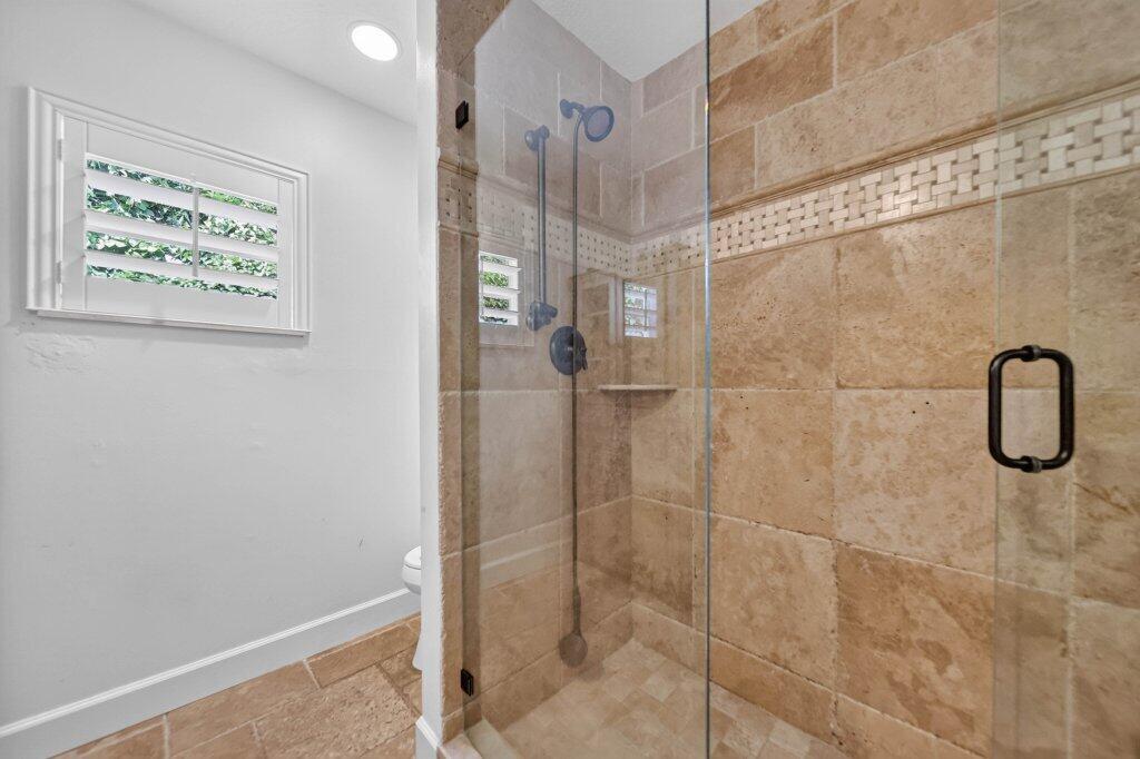 15 West High Point Road Sewall's Point, FL 34996 - Photo 37 of 61 guestbath1b.jpg-SMALL