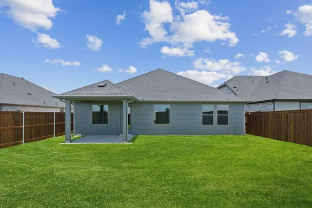 a view of a back yard