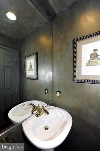 11011 Old Coach Road Potomac, MD 20854 - Photo 10 of 22 Powder Room