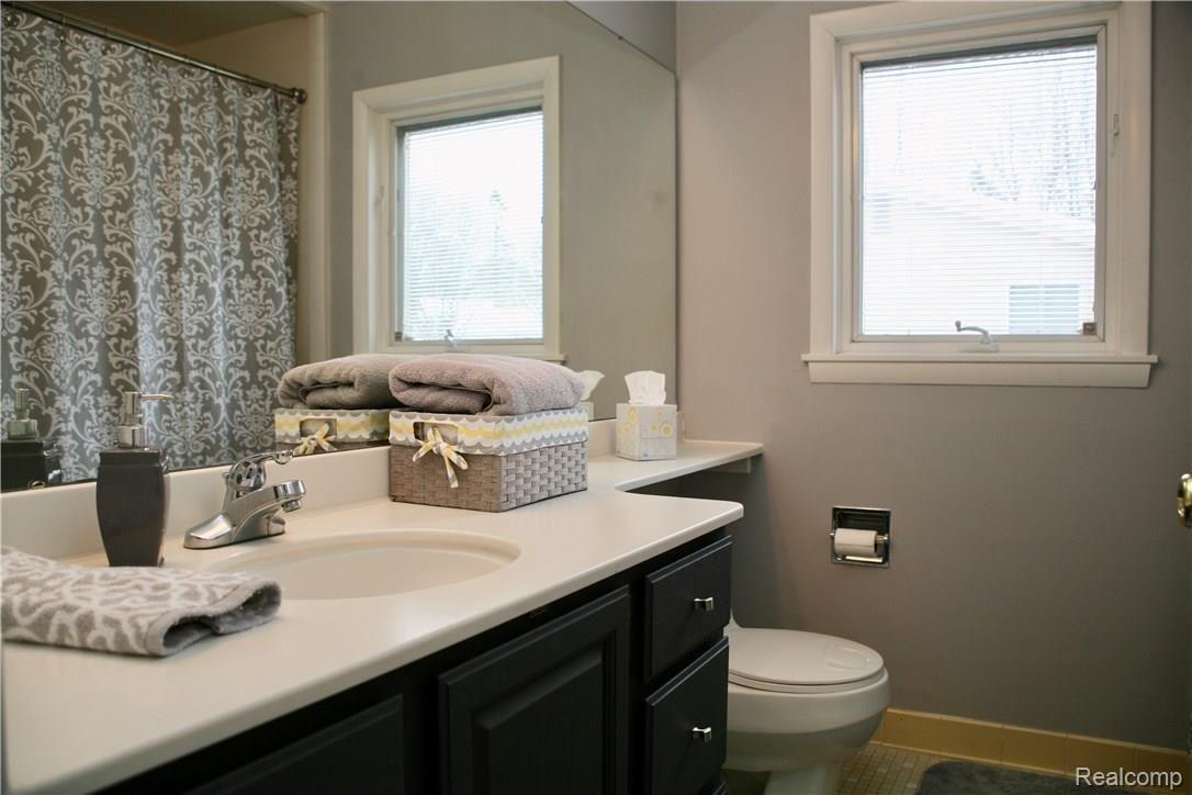 910 Hemlock Drive Rochester, MI 48307 - Photo 18 of 28 fullsizeoutput_602.jpeg