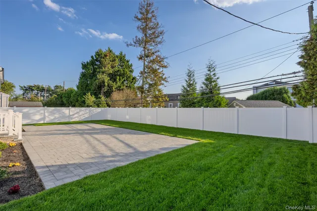 a view of a back yard